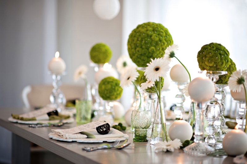 Modern Circle Inspired Green & White Wedding Inspiration via TheELD.com