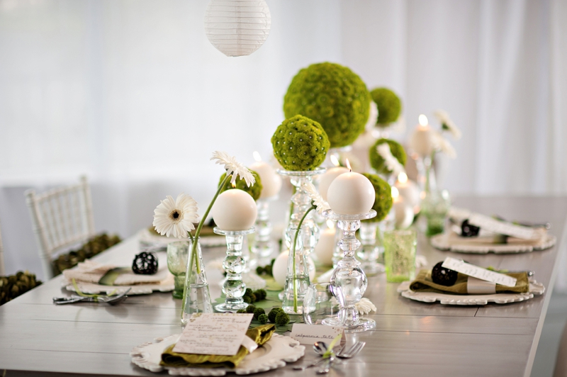 Modern Circle Inspired Green & White Wedding Inspiration via TheELD.com