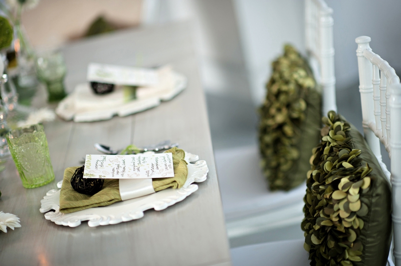 Modern Circle Inspired Green & White Wedding Inspiration via TheELD.com