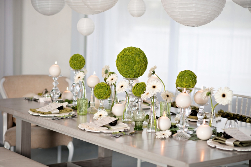 Modern Circle Inspired Green & White Wedding Inspiration via TheELD.com