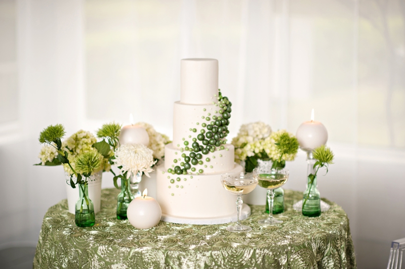 Modern Circle Inspired Green & White Wedding Inspiration via TheELD.com