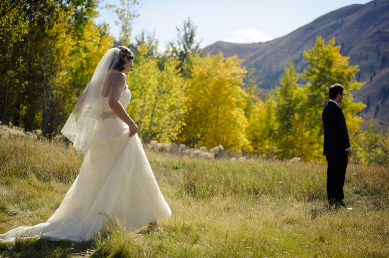 Colorful Modern Idaho Mountain Wedding via TheELD.com