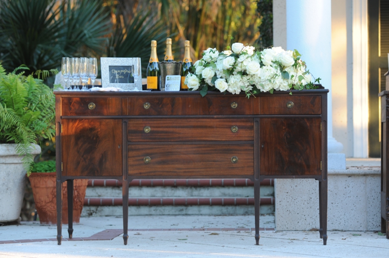 Navy and Gold Vintage Glam Wedding Inspiration via TheELD.com