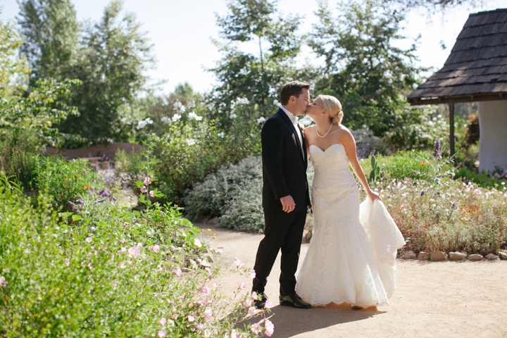 A Romantic, Timeless Champagne and Blush Wedding via TheELD.com