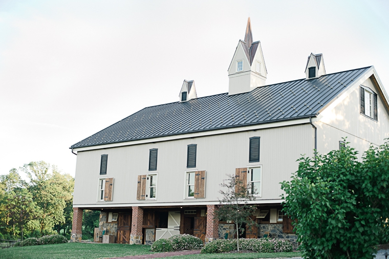 A Rustic Chic Pennsylvania Barn Wedding via TheELD.com