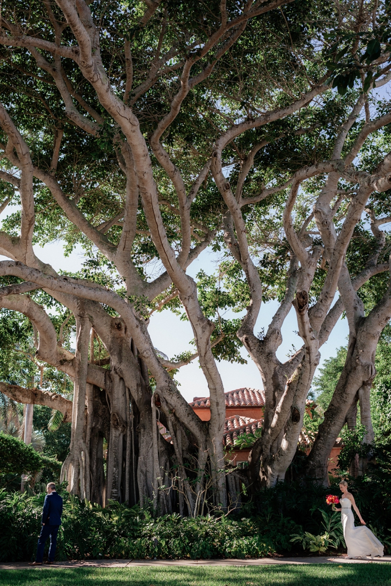 A Chic Oceanside Coral Wedding via TheELD.com