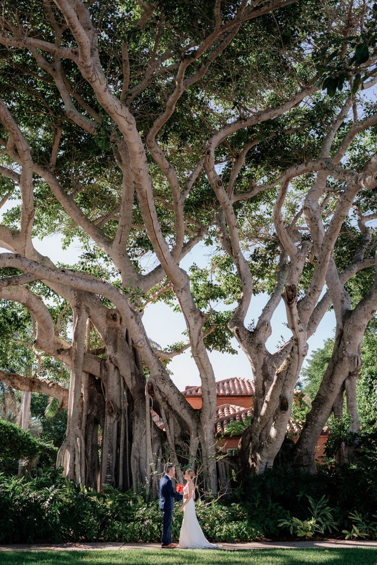 A Chic Oceanside Coral Wedding via TheELD.com