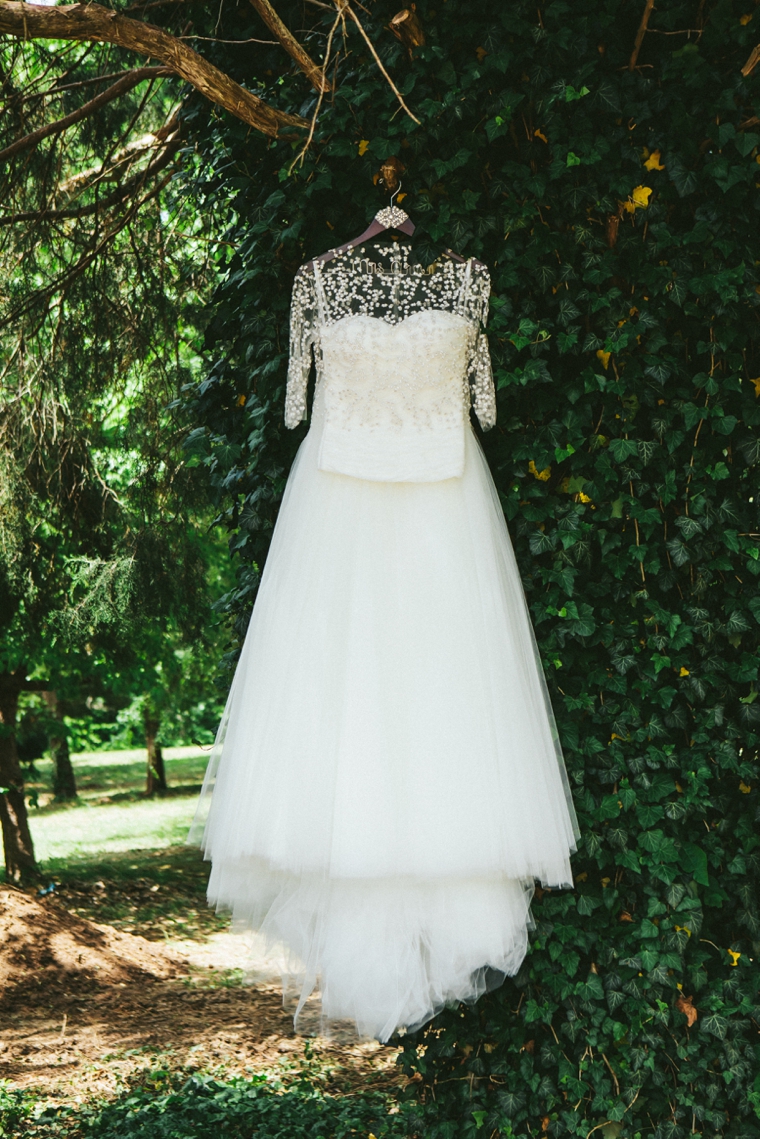 A Modern & Glamorous Garden Wedding via TheELD.com