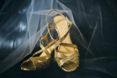 A Black & Gold 1920s Inspired Wedding via TheELD.com