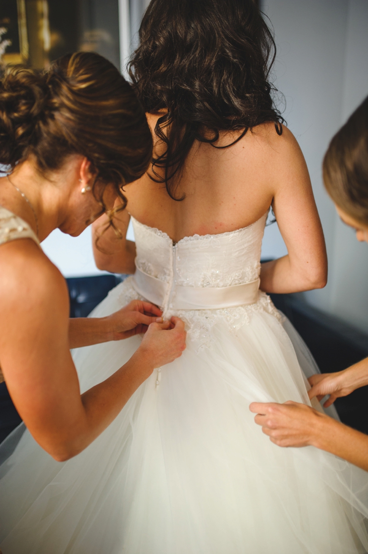 A Black & Gold 1920s Inspired Wedding via TheELD.com