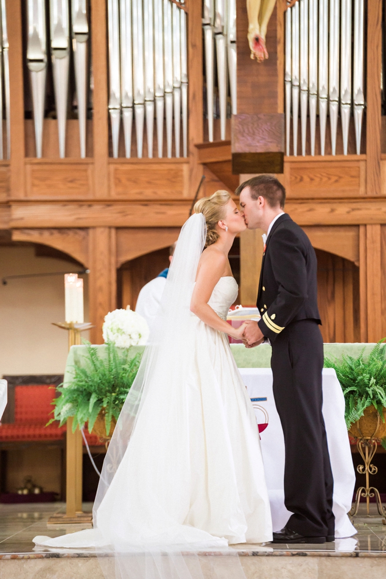 A Sophisticated Navy and White Wedding via TheELD.com