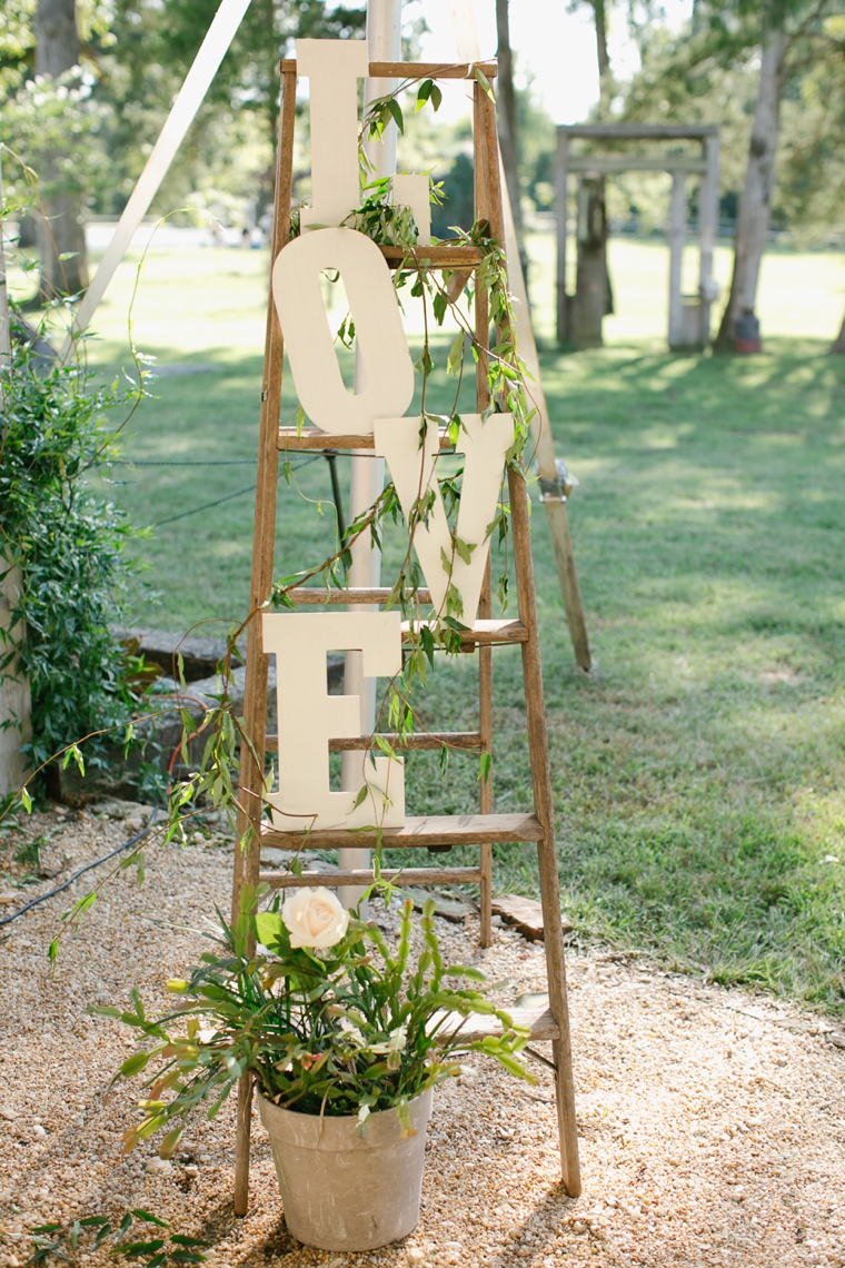 A Rustic Elegant Navy and Peach Wedding via TheELD.com