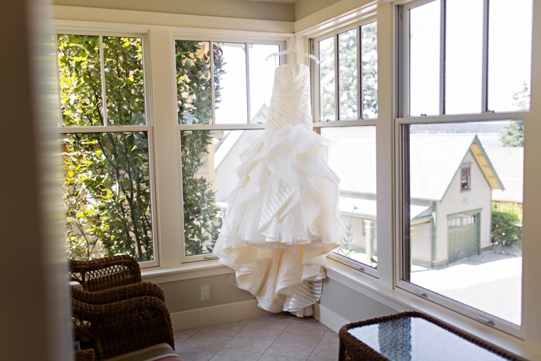 A Nautical Coral and Navy Wedding via TheELD.com