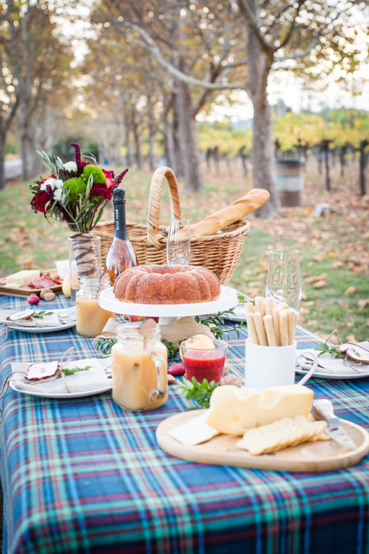 Picnic Inspired Elopement Ideas via TheELD.com