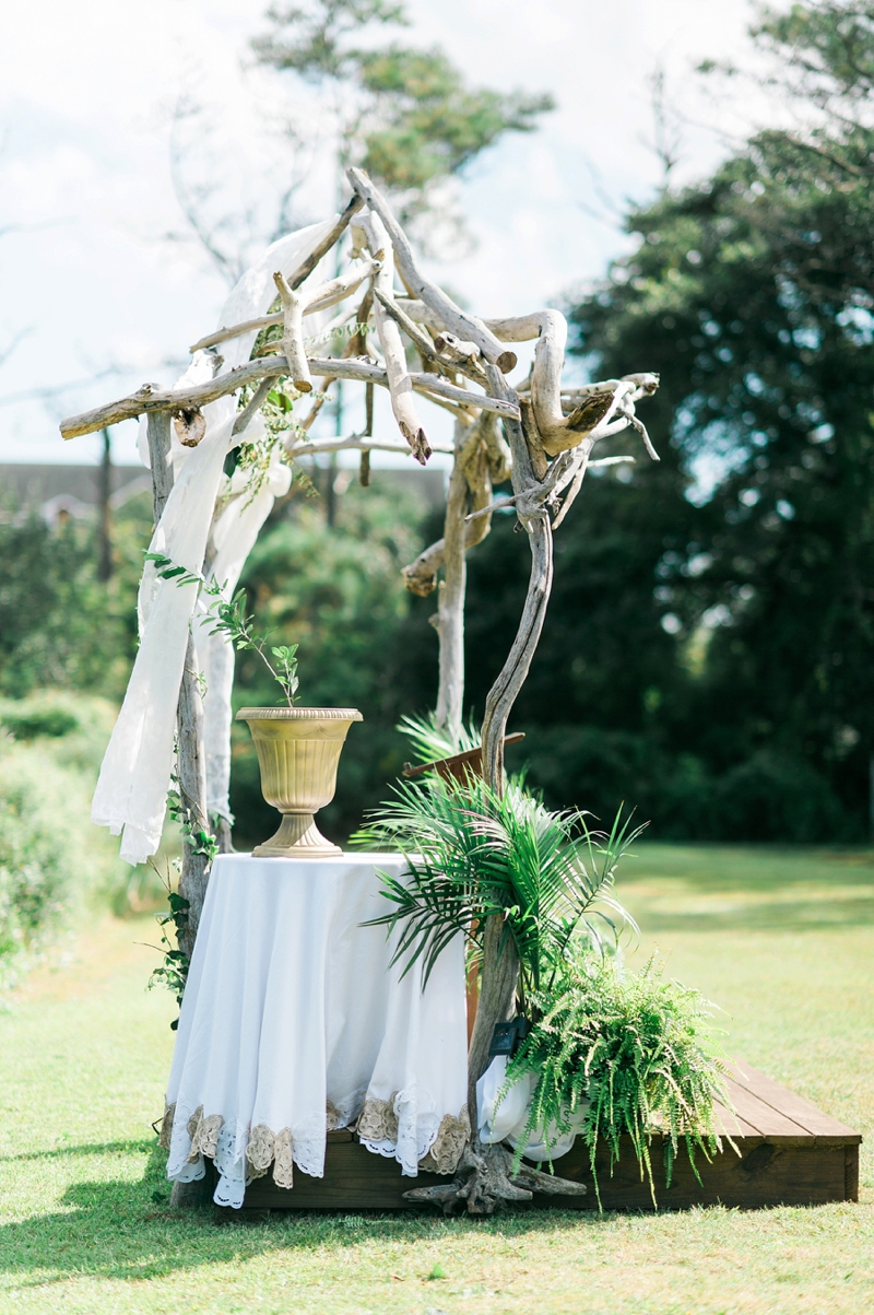 A Navy and Gold North Carolina Wedding via TheELD.com