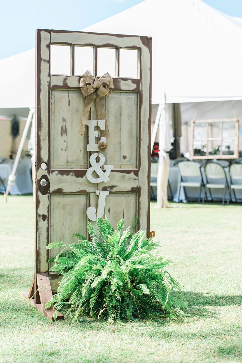 A Navy and Gold North Carolina Wedding via TheELD.com