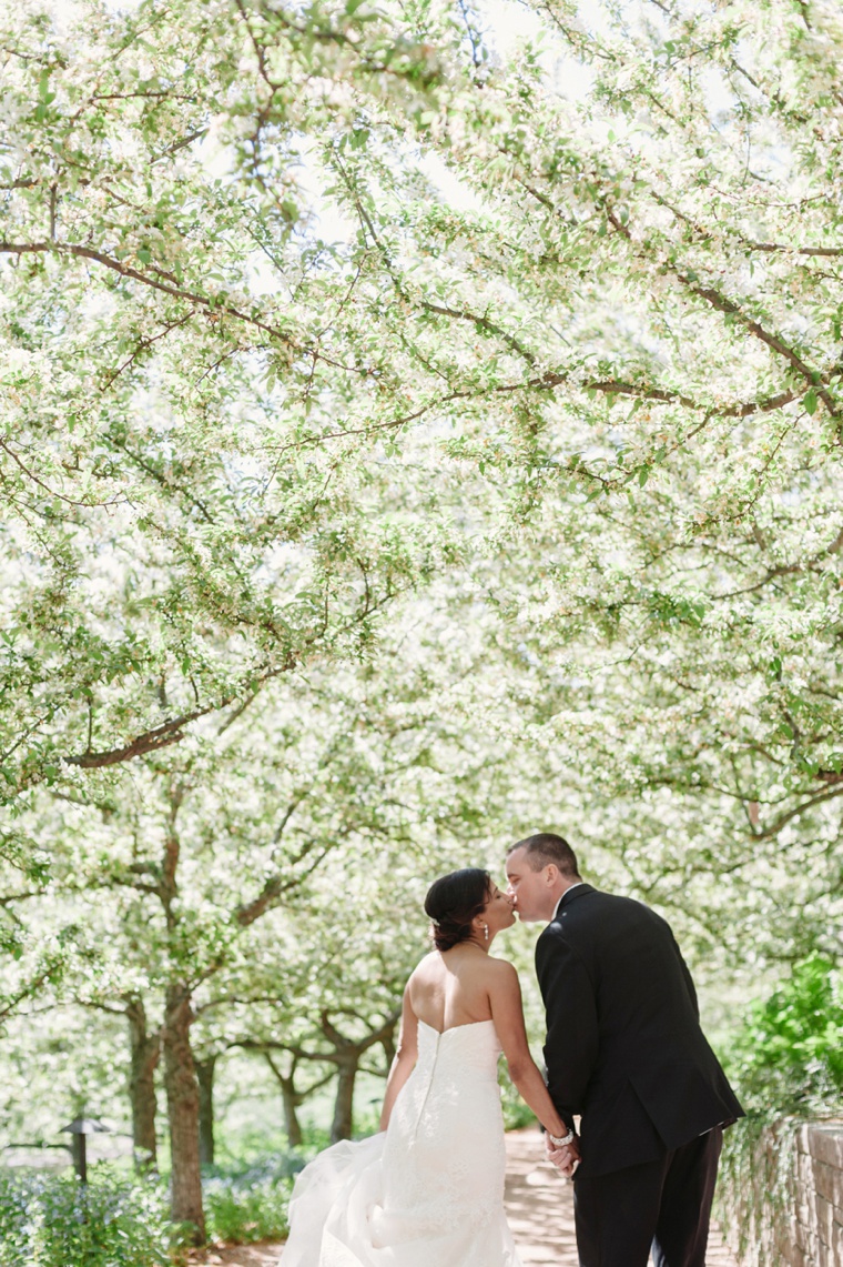 An Elegant Chicago Botanic Garden Wedding via TheELD.com