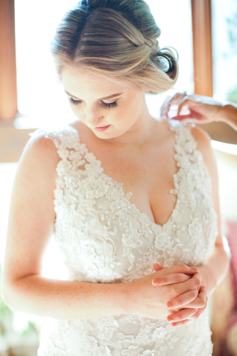 A Romantic Cranberry, Maroon & Blush Wedding via TheELD.com