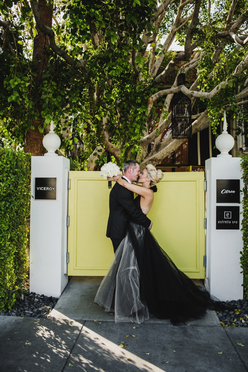 Stylish Black & White Palm Springs Wedding via TheELD.com