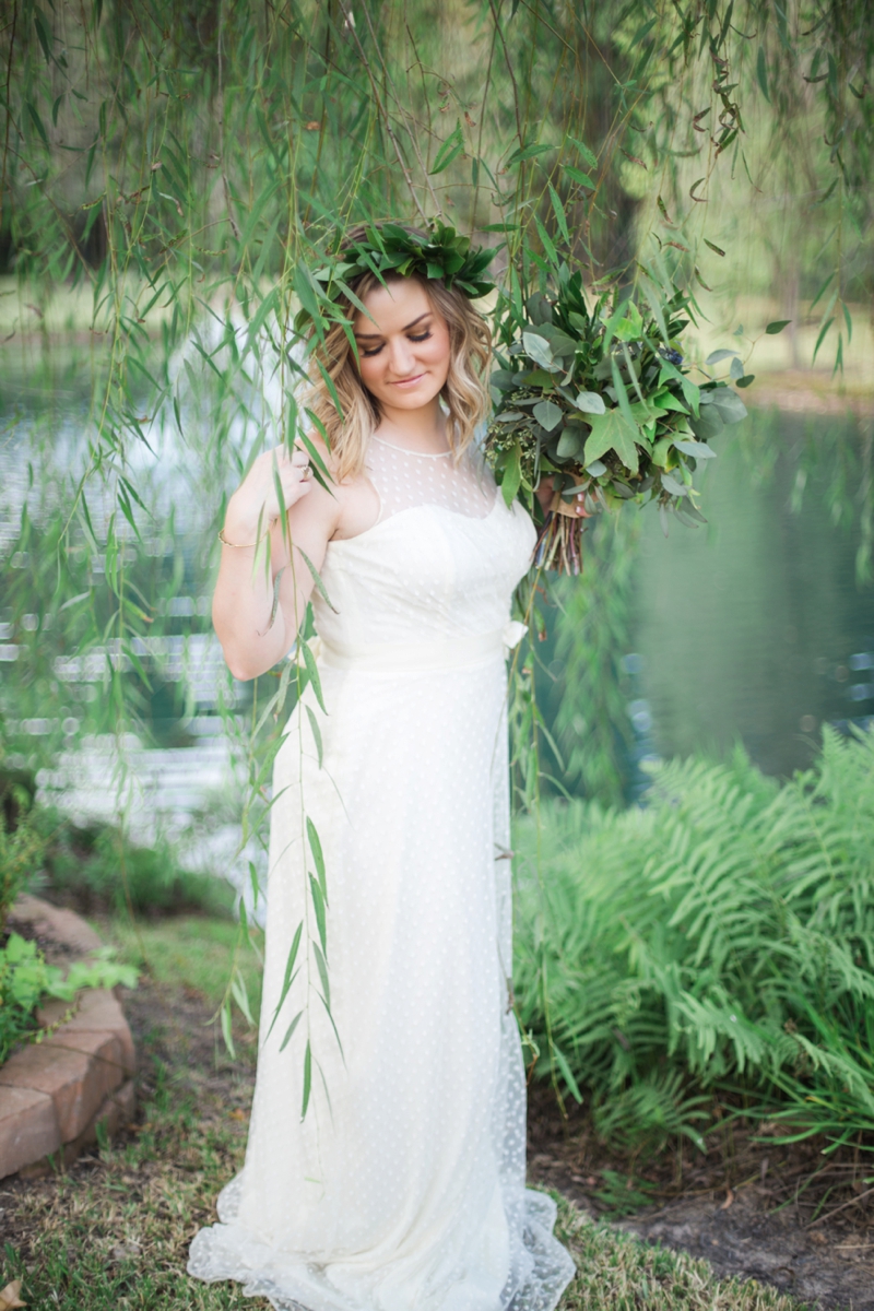 Green & White Fall Wedding Ideas via TheELD.com