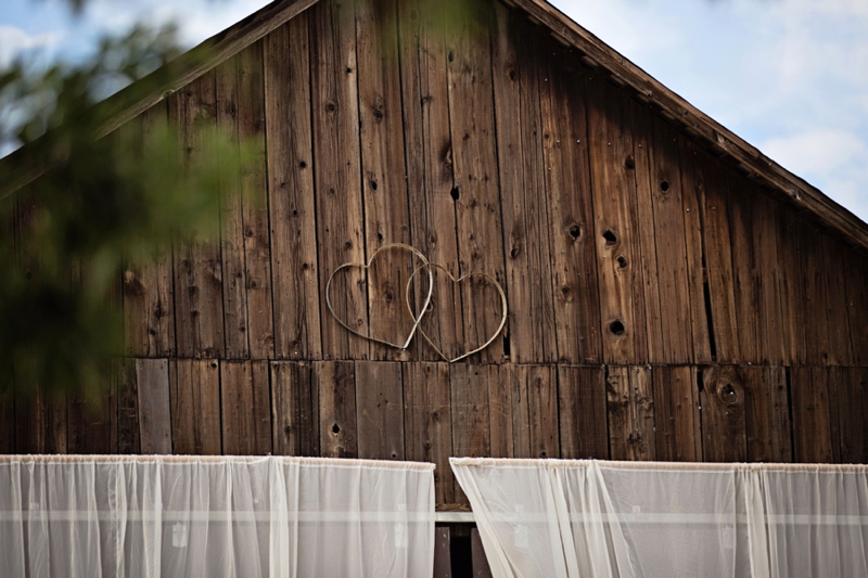 A Blush & Champagne California Barn Wedding via TheELD.com