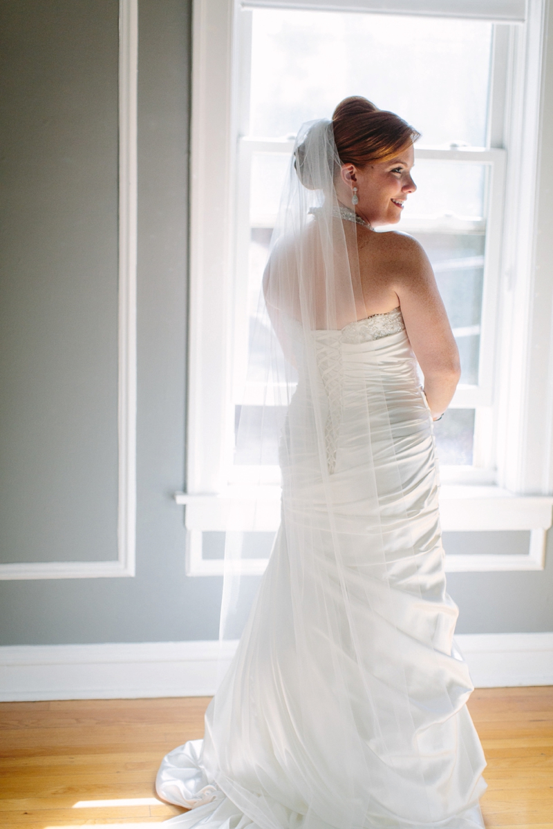 Classic Peach and Navy Chicago Wedding via TheELD.com