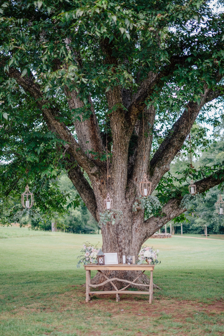 A Blush & Champagne Georgia Wedding via TheELD.com