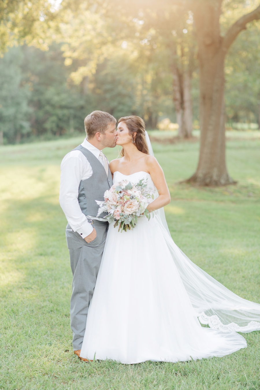 A Blush & Champagne Georgia Wedding via TheELD.com