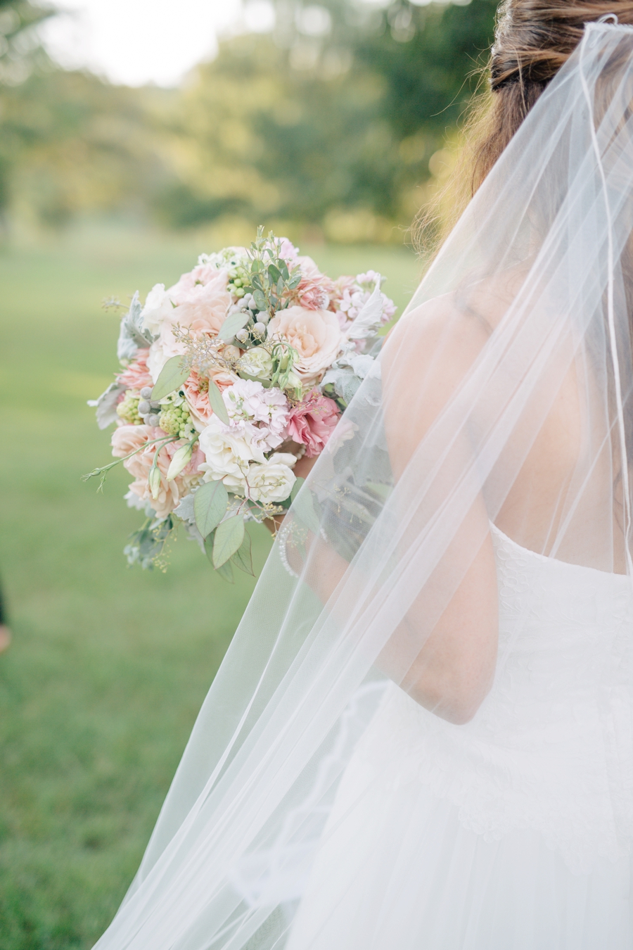 A Blush & Champagne Georgia Wedding via TheELD.com