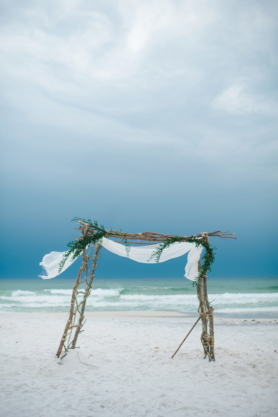 A Boho Chic Santa Rosa Beach Wedding via TheELD.com