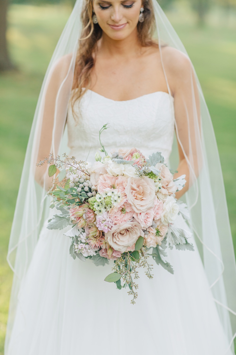 A Blush & Champagne Georgia Wedding via TheELD.com