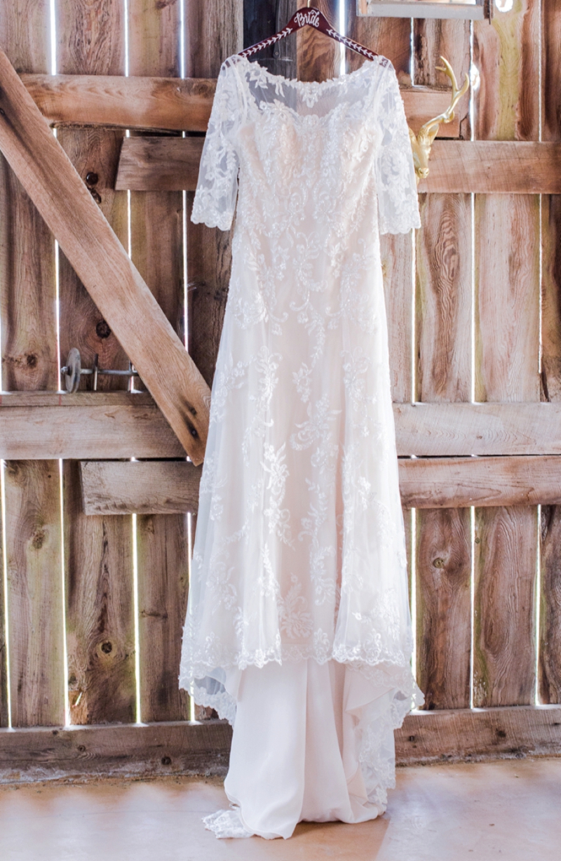 Summer Inspired Rustic Wedding Ideas via TheELD.com