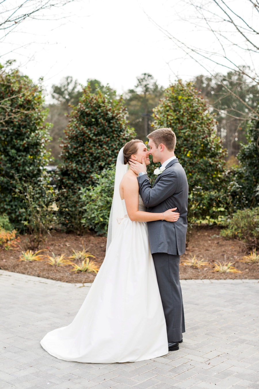 Chic, Elegant Navy and White Georgia Wedding via TheELD.com