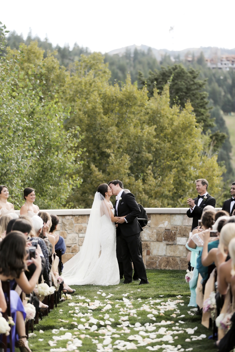 A Romantic Blush & White Park City Wedding via TheELD.com