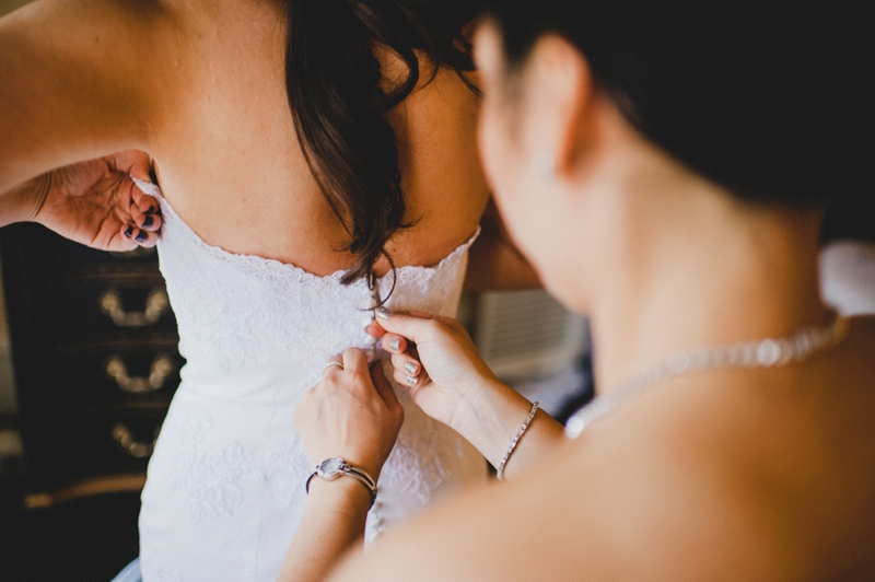 Elegant Gold & White Seattle Wedding via TheELD.com