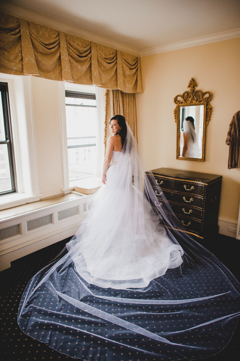 Elegant Gold & White Seattle Wedding via TheELD.com