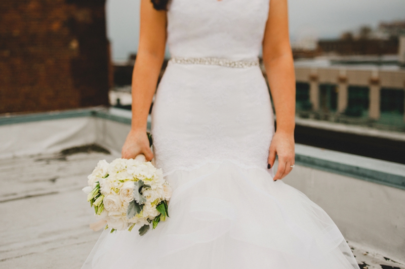 Elegant Gold & White Seattle Wedding via TheELD.com