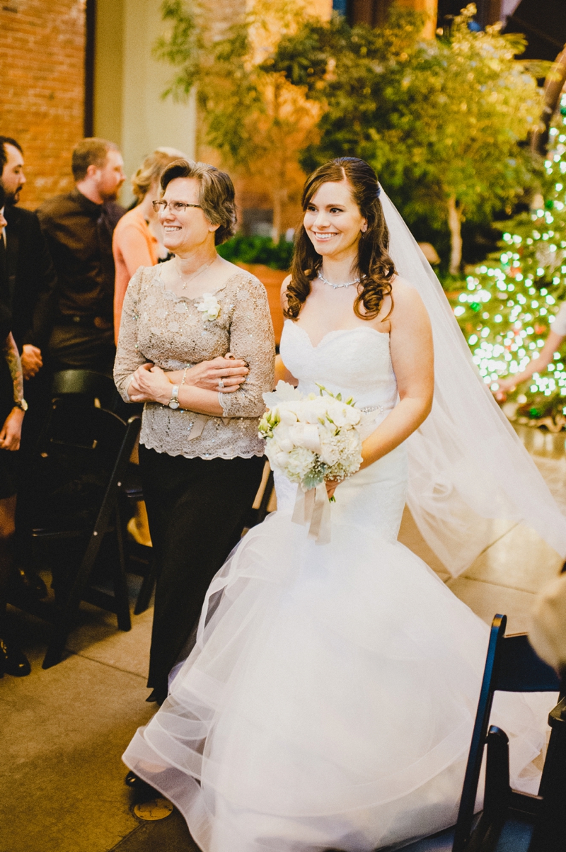 Elegant Gold & White Seattle Wedding via TheELD.com