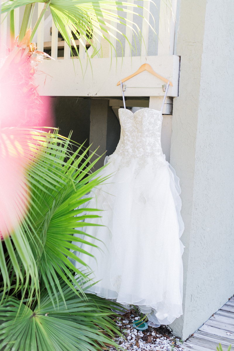 A Romantic Red White and Blue Wedding via TheELD.com