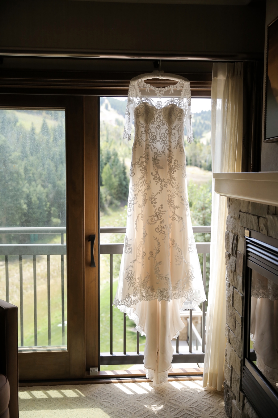 An Intimate & Romantic Utah Wedding via TheELD.com