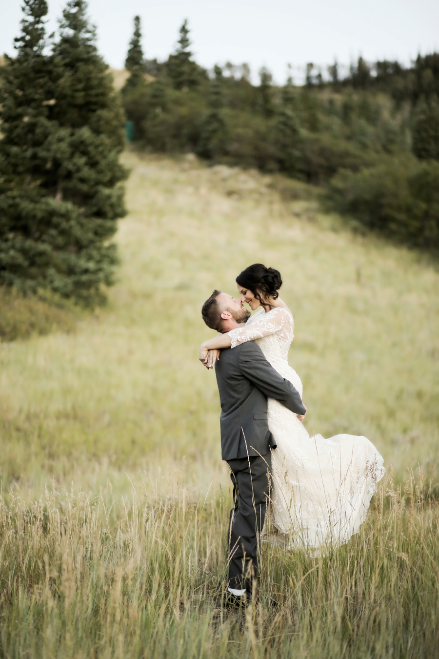 An Intimate & Romantic Utah Wedding via TheELD.com