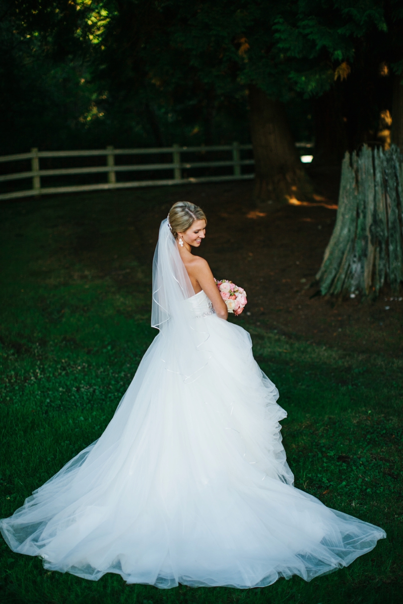 An Elegant Blush & Gold Seattle Wedding via TheELD.com