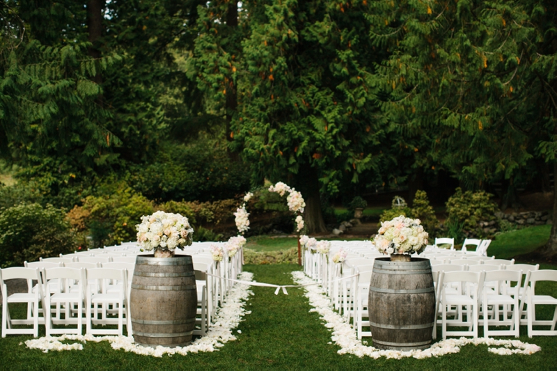 An Elegant Blush & Gold Seattle Wedding via TheELD.com