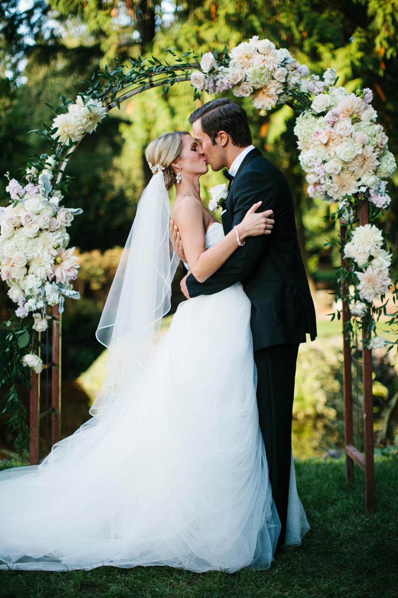 An Elegant Blush & Gold Seattle Wedding via TheELD.com