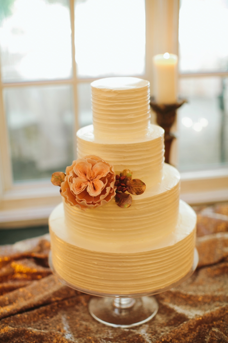 An Elegant Blush & Gold Seattle Wedding via TheELD.com