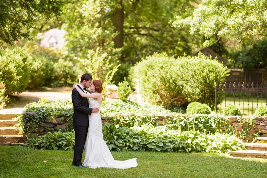 Elegant Red and Black Wedding Inspiration via TheELD.com