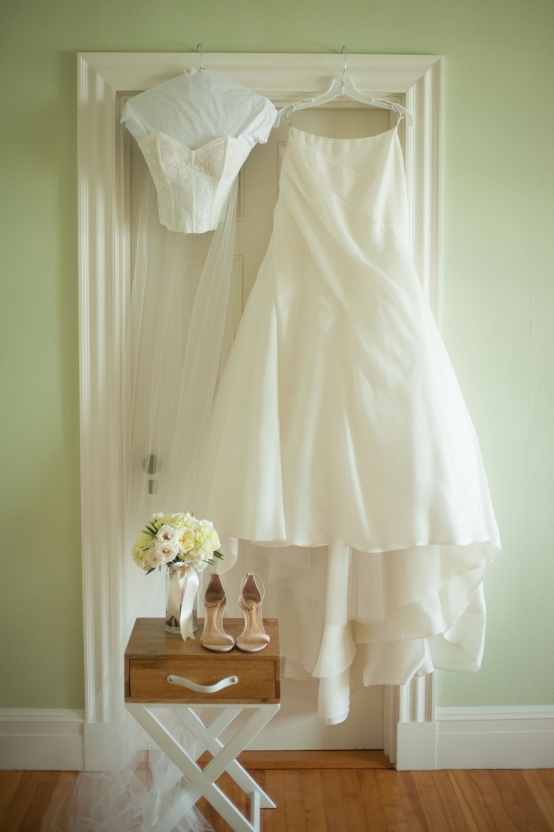 A Simple & Elegant Maine Wedding via TheELD.com