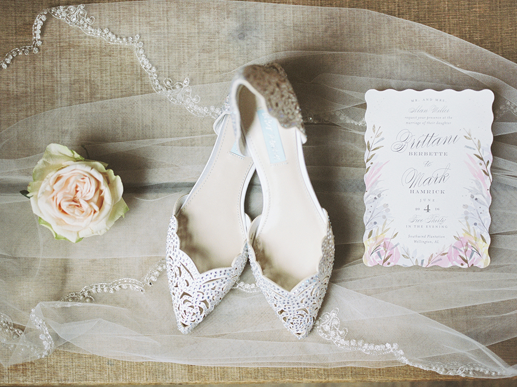 Romantic Pink and Lavender Alabama Wedding via TheELD.com