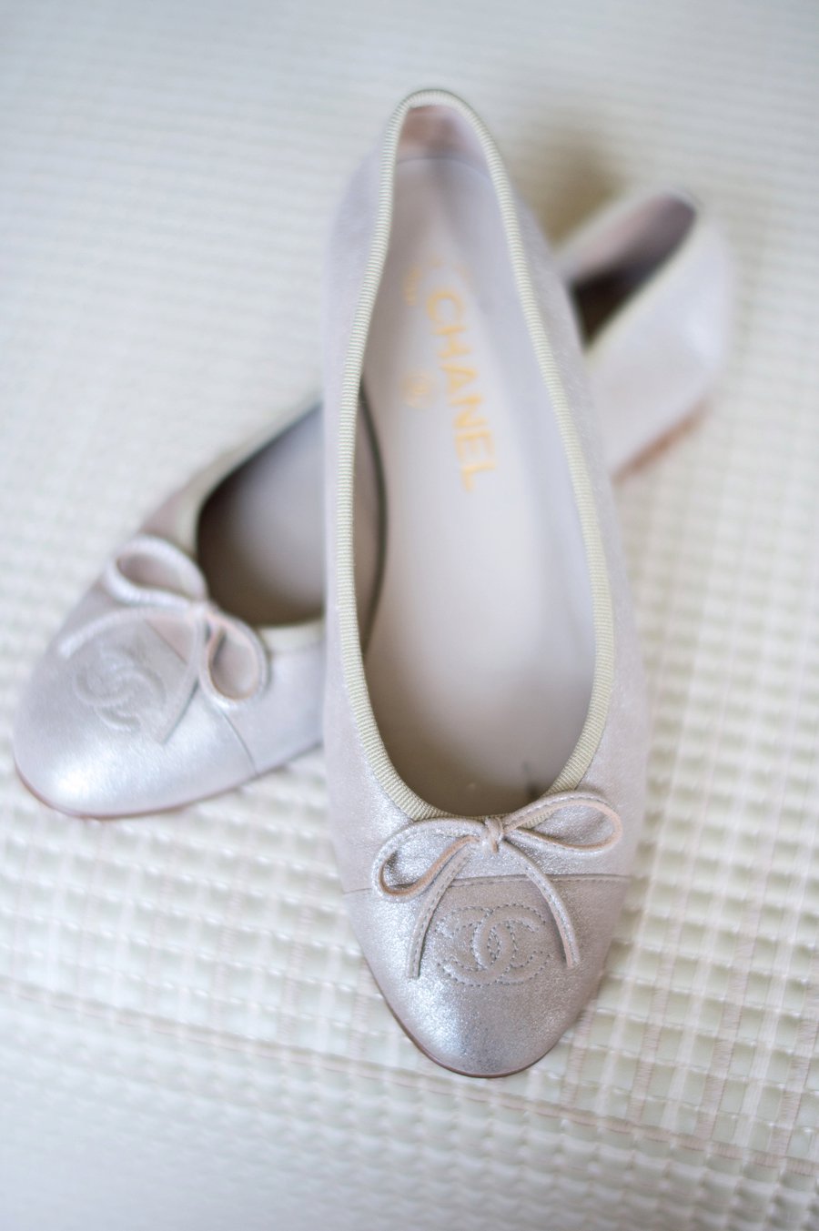 A Silver & White New Years Eve Wedding via TheELD.com