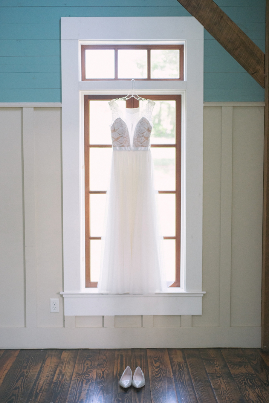 Rustic Elegant Georgia Mountain Wedding via TheELD.com